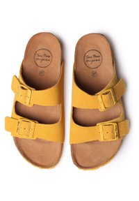 Sandali in suede giallo con due cinturini regolabili e fibbie. All'interno presentano un sottopiede in pelle marrone. Numero 37 stampato sul sottopiede.