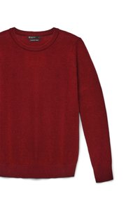 Maglione rosso lavorato a maglia con scollo rotondo, polsini e bordo a costine. Realizzato in un tessuto morbido, presenta una texture sottile su tutta la superficie.