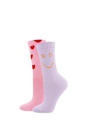 Zwei bunte Socken, eine pink mit roten Herzen und eine lavendel mit einem orangefarbenen lächelnden Gesicht und dem Wort "NO" nahe oben.