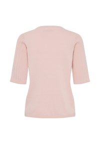 Lys rosa kortermet strikket topp med strukturerte åpne mønstre på ermene og en ensfarget bakpanel, vist på hvit bakgrunn.