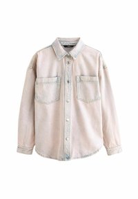 Vaaleanvärinen denim-paita, jossa on klassinen kaulus, pitkät hihat, kaksi rintataskua ja nappikiinnitys edessä. Pehmeä pinta hienovaraisilla yksityiskohdilla.