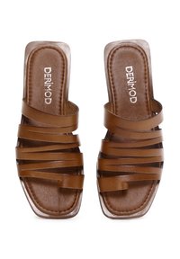 Sandalias deslizantes de cuero marrón con múltiples correas entrelazadas, punta cuadrada y plantilla acolchada. Logo grabado en la plantilla.