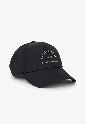 Sort baseballcap med buet skygge med hvidt broderet tekst "KARL LAGERFELD PARIS 21 RUE ST-GUILLAUME" på frontpanelet.