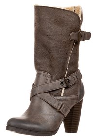 Bottine en simili cuir marron avec une finition texturée, des accents de boucle et un intérieur en peluche. Dispose d'un talon empilé et de sangles croisées.
