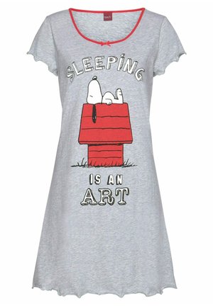 Graues Nachthemd mit kurzen Ärmeln, das einen roten Ausschnitt hat. Grafisches Design von Snoopy auf einem roten Hundehäuschen mit dem Text "SCHLAFEN IST EIN KUNSTWERK."