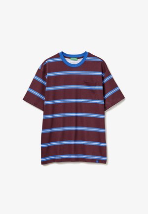 Bordeauxfarbenes T-Shirt mit kurzen Ärmeln und blauen horizontalen Streifen, einem blauen Rundhalsausschnitt und einer kleinen Tasche auf der linken Brust. Aus Baumwollstoff.