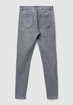 Szare dżinsy o slim fit, z dwiema tylnymi kieszeniami i przetarciami. Pas posiada szlufki na pasek, a nogawki są proste bez ozdób.