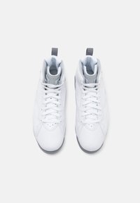 Bílé kožené vysoké tenisky s šedými akcenty, perforovanými panely a plochými bílými tkaničkami; obsahují poutko na jazyku.