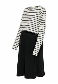 Falda negra a la altura de la rodilla combinada con una blusa blanca corta de manga larga que presenta rayas horizontales negras.