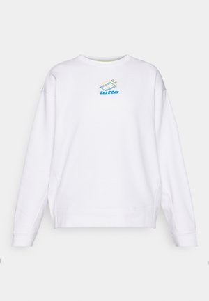 Biała bluza z okrągłym dekoltem i opuszczonymi ramionami. Na piersi znajduje się wielokolorowe logo Lotto. Tkanina wydaje się miękka i gładka.