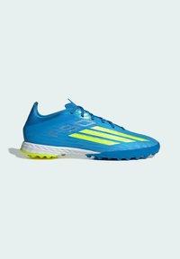Crampon de football bleu avec des bandes jaune néon, une tige texturée, une semelle intercalaire blanche et une semelle extérieure cloutée jaune et bleue, présenté en profil latéral.