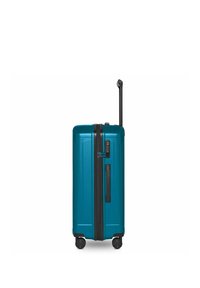 Valise rigide bleu sarcelle avec quatre roues pivotantes, poignée latérale, fermeture éclair noire et poignée télescopique extensible, debout sur un fond blanc.