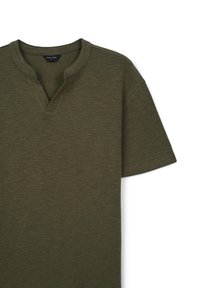 T-shirt a maniche corte verde oliva con colletto in stile Henley in un tessuto testurizzato. Etichetta che riporta "CALLIOPE", taglia L. Vestibilità standard.