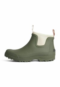 Cizme de gleznă din cauciuc verde, cu o parte superioară bej deschis, finisaj texturat și o talpă robustă. Include arici pentru a fi puse și scoase cu ușurință.