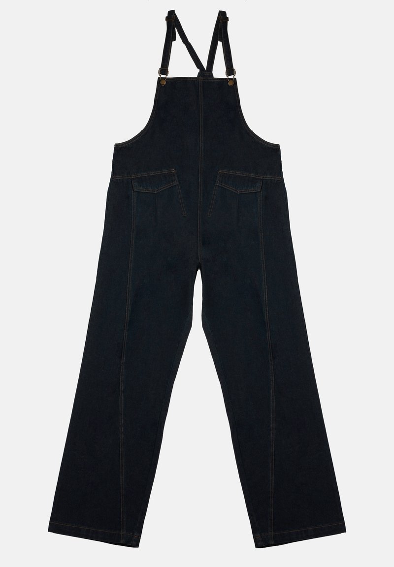 Altos de mezclilla negra con patas anchas, tirantes ajustables y bolsillos frontales. Presenta costuras en contraste y una textura suave.