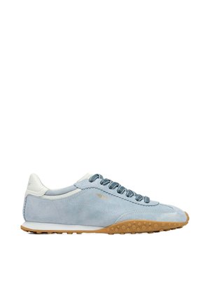Baskets en daim bleu clair avec col de talon blanc, lacets bleus et semelle en caoutchouc brun clair texturée, vues de profil sur fond blanc.