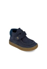 Stivale in suede blu navy con morbida fodera in pile blu, cinturino in Velcro regolabile e suola in gomma. Include dettagli di cucitura decorativa.