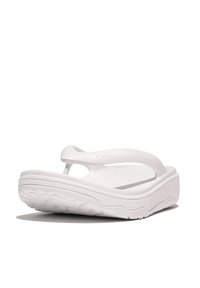 Witte flip-flop sandaal met een textuur op de zool, gladde bandjes en een open ontwerp. Beschikt over een gevoerde zool voor comfort.