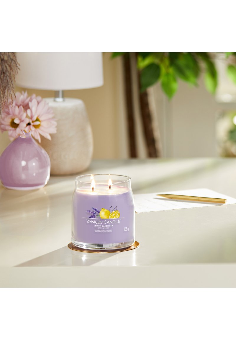 Yankee Candle SIGNATURE MEDIUM JAR LEMON LAVENDER - Duftkerze - purple/nicht definiert