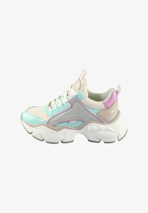 Grube sneakersy z mieszanką jasnoniebieskich, beżowych i różowych materiałów syntetycznych, z grubą białą podeszwą i sznurowanym zapięciem.