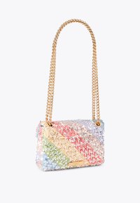 Borsa impreziosita da cristalli con motivo a strisce multicolori, tracolla a catena dorata e dettagli floreali testurizzati su un corpo trasparente.