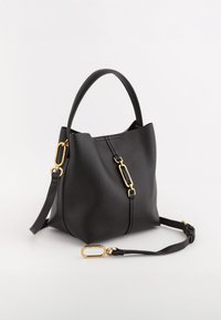 Sort læder bucket bag med en tekstureret finish, der har en guld hardwaredetalje og en aftagelig skulderrem.