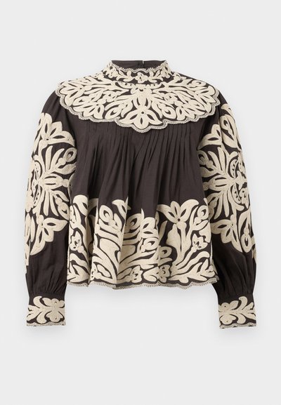 Blouse noire à manches longues avec col montant, ornée d'une grande broderie florale crème sur le yoke, les manches, les poignets et l'ourlet, avec des détails de tissu froncé.