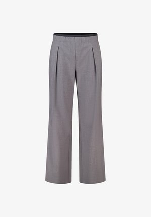 Grijze wijde broek met plooien en een zwarte elastische tailleband.