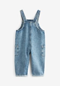 Pantalones de mezclilla en azul claro con tirantes ajustables, dos bolsillos frontales, dobladillos enrollados y costuras decorativas.