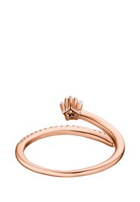 Ringer i roségull med et buet design, med en stjernesformet aksent og tre små steiner festet på toppen. Teksturert ringbånd med diskret detaljer.