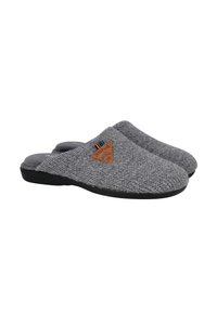 Zapatillas de punto grises con superficie texturizada, parche de logo marrón en forma de triángulo y suelas de goma negra. Diseño de parte trasera abierta para facilitar su uso.