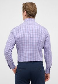 Herren-langärmliges Hemd im lila- und pinkkarierten Muster, mit button-down Kragen und abgerundeten Manschetten, aus leichtem Stoff gefertigt.