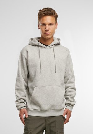 Sudadera gris hecha de una tela suave, con un bolsillo frontal tipo canguro, cordones ajustables y puños acanalados, con un corte relajado.