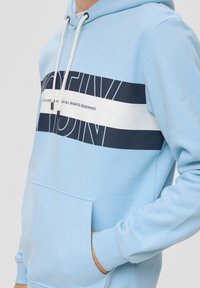 s.Oliver MIT LABEL - Kapuzenpullover - hellblau
