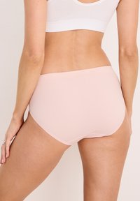 Ljust rosa höga underkläder med en mjuk textur och bred elastisk midjeband, som visar minimala sömmar och en enkel design.