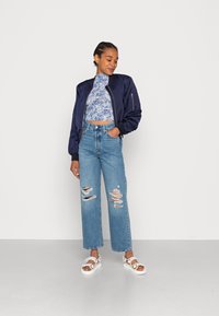 Levi's® RIBCAGE STRAIGHT ANKLE - Calças de ganga de perna direita - z0568 medium indigo destructed