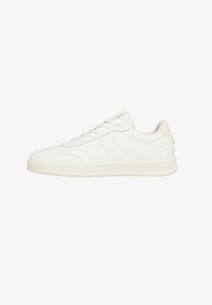 Weißer Sneaker mit niedrigem Schaft, Schnürverschluss, dezenten Nahtdetails und flacher Gummisohle, seitlich dargestellt.