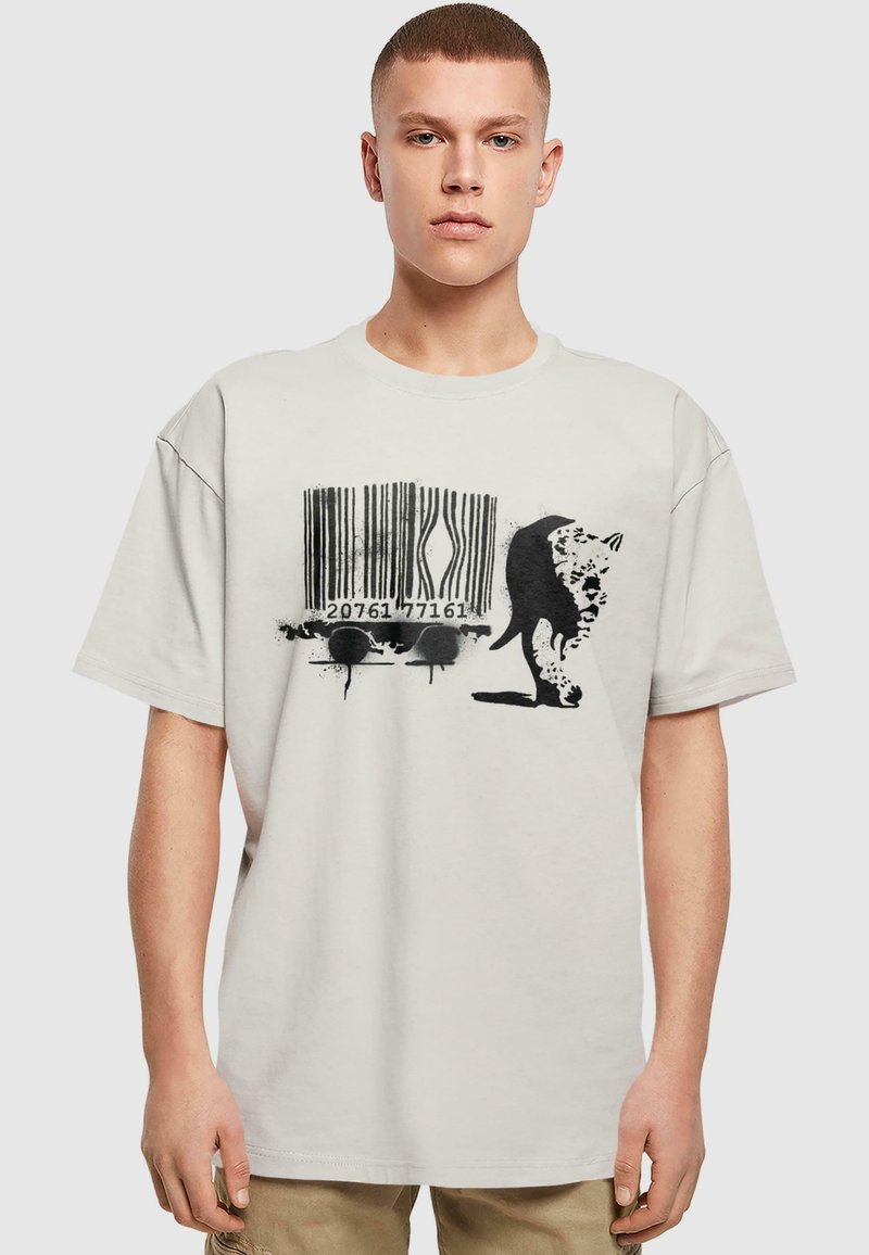 Lys grå bomulds t-shirt med et sort stregkodegrafik med malersplatter og en stiliseret silhuet af en kat foran.