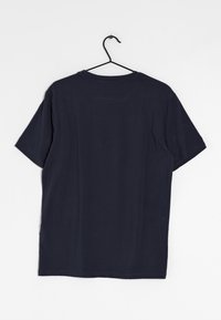 Mørkeblå bomulds t-shirt med korte ærmer, rund halsudskæring og en glat overflade, præsenteret på en sort bøjle mod en hvid baggrund.