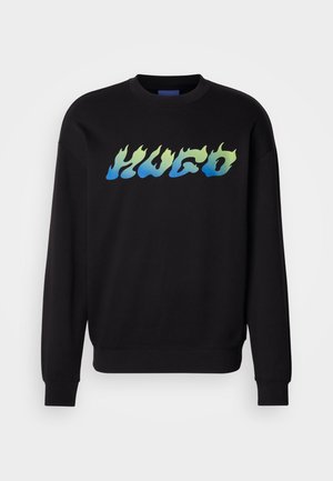 Svart crewneck sweatshirt med långa ärmar, med "HUGO" text i blå och grön flamestil över bröstet.