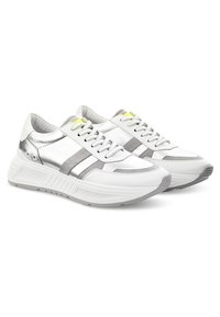 Weiße und silberne Low-Top-Sneaker mit grauen Wildlederakzenten, weißen Schnürsenkeln und dicken strukturierten Sohlen, die nach rechts geneigt sind.