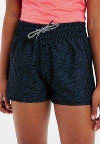 Marineblauwe shorts met een zwart zebra streep patroon. Voorzien van een elastische tailleband met een zwart-wit trekkoord. Glad textuur van de stof.