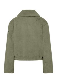Kurtka z sztucznego futra w oliwkowym odcieniu z kołnierzykiem, krótki fason i długie rękawy. Charakteryzuje się subtelną fakturą i brakiem widocznych elementów metalowych.