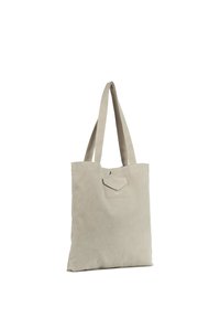 Sac fourre-tout en daim beige avec deux longues anses, une poche frontale et une fermeture à pression. Texture lisse, design minimaliste, forme rectangulaire.
