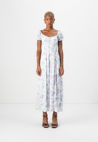 Rochie florală lungă dintr-un material ușor, cu mâneci bufante, bust smockat și o fustă fluidă cu modele în nuanțe de roz deschis și albastru.