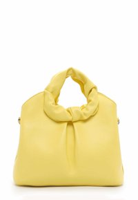 Borsa gialla realizzata in materiale liscio con manico annodato, forma arrotondata e piega frontale sottile per un tocco di texture e dettaglio.