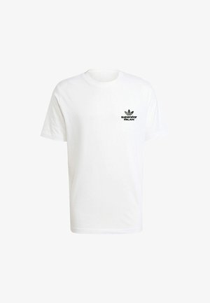 T-shirt bianco in cotone a maniche corte, con un logo stampato nero sul petto sinistro che riporta la scritta "superstar MILAN" e un accento a trifoglio iconico.