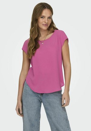 Haut rose à manches courtes avec un encolure arrondie et une coupe décontractée, associé à un jean en denim ample. Texture et silhouette simples et douces.