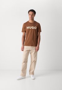 HUGO DULIVIO - Marškinėliai su spaudiniu - medium brown