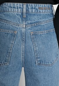 Gestuz AMBER CULOTTE - Calças de ganga de perna direita - mid blue